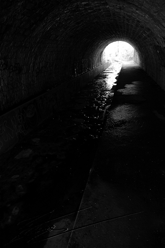 architecture noir et blanc nb lumière au bout du tunnel