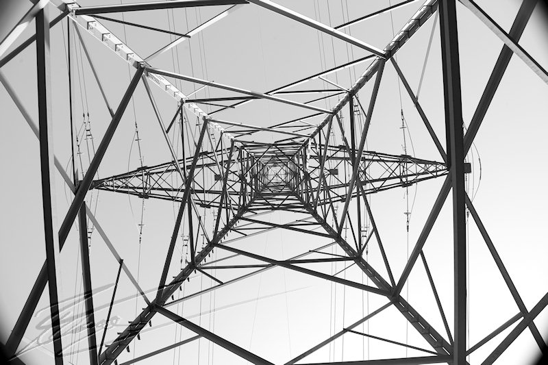architecture pylone acier noir et blanc electricite haute tension centre