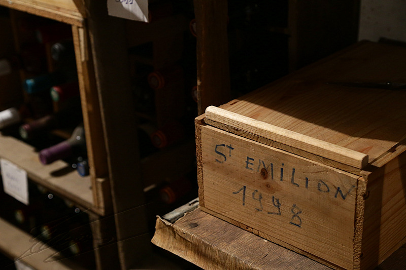 divers atelier papy grand-père grand pa cave vin wine bouteilles bottles wood case bois casiers saint émilion 1998