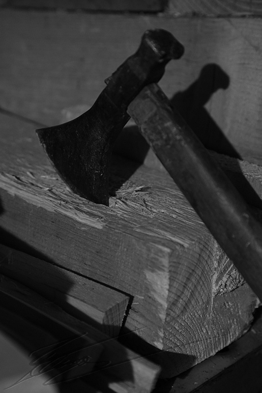 divers atelier papy grand-père grand pa cave workbench établis woodcutter wood bois couper bûcheron lambertjack lumberjack hache axe noir et blanc black and white