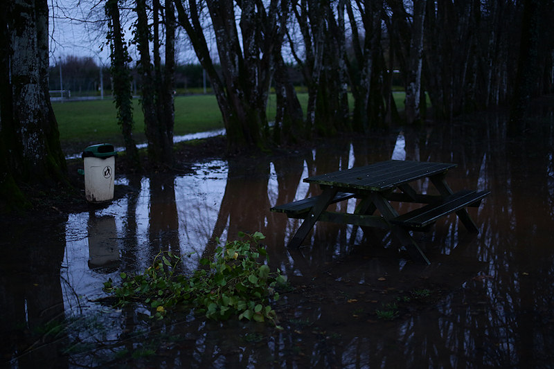 divers france sud ouest inondation water flush eau varetz débordements rain pluie tempête boue rouge nuit night table camping