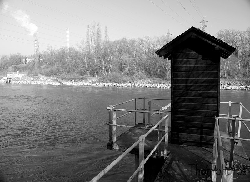 cabane du barrage noir et blanc