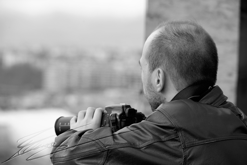 portrait noir et blanc appareil photo nanasse cathédral genève