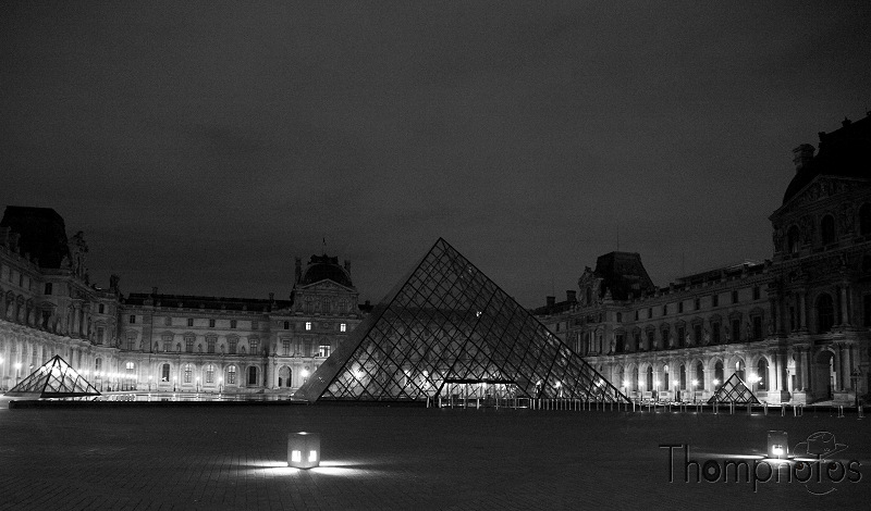 architecture reportage paris 20h louvre pyramide noir et blanc nb