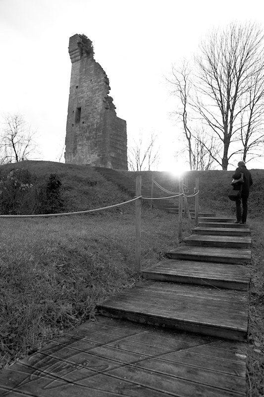 architecture reportage yssandon village médiéval mur vestige ruine noir et blanc nb marche escalier