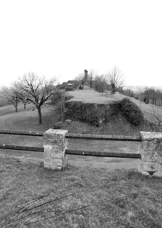 architecture reportage yssandon village médiéval mur vestige ruine noir et blanc nb plateau