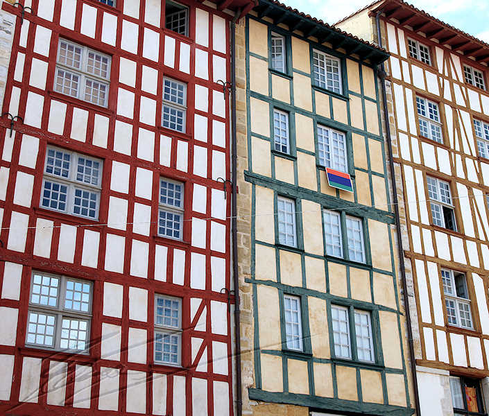 architecture reportage pays basque jour J 0 Collombage colorés maison facade vieux bayonne