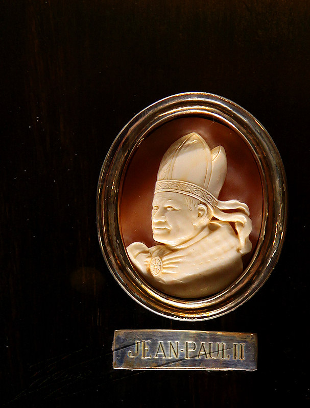 reportage divers paris notre dame notre-dame cathédrale bijoux trésors jean-paul II jean paul 2 camée portrait or argent calice