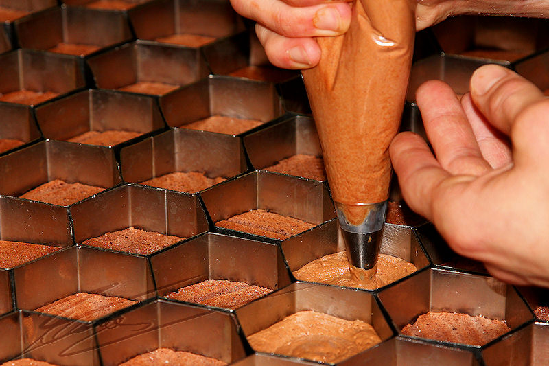 reportage cuisine cooking 2012 chocolat choco chocolaterie rapp prangin artisan atelier Damier mousse douille noir