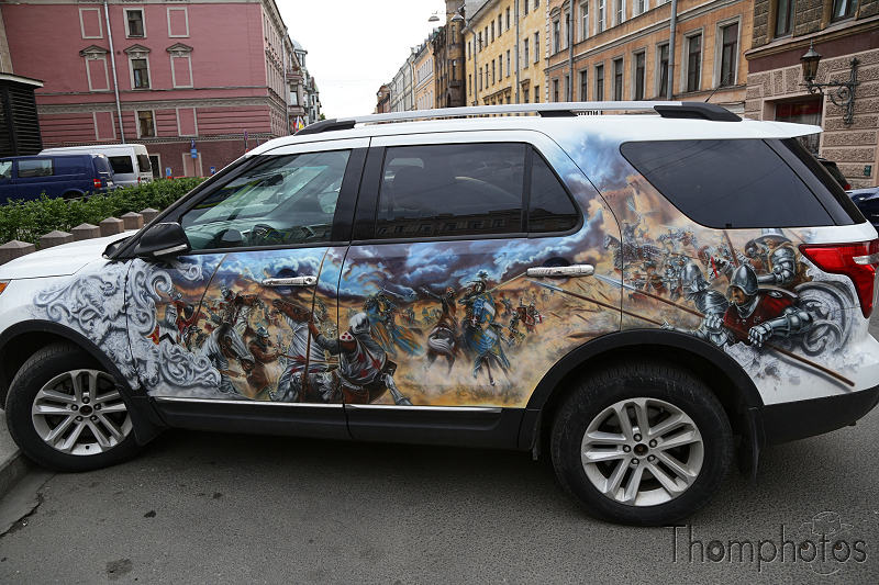 reportage photo 2018 russie saint petersbourg petrograd perspective nevski car voiture paint painting peinture deus vult guerre médiévale russe suédois