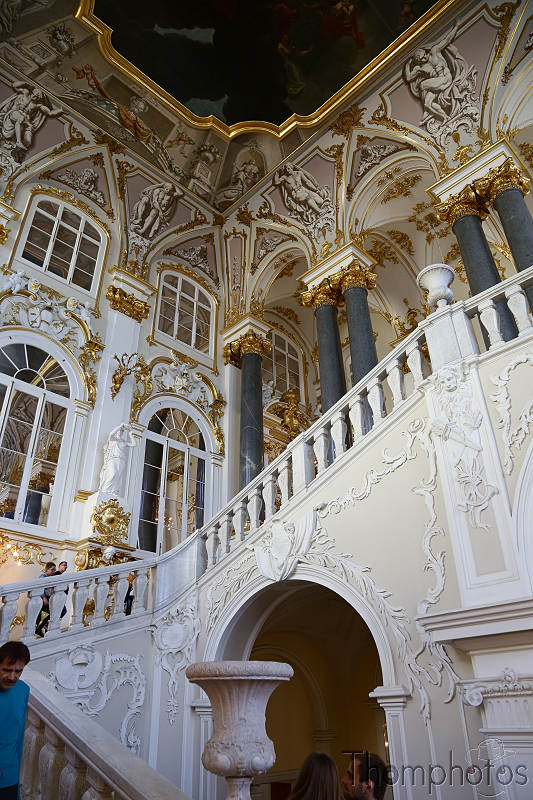 reportage photo 2018 russie saint petersbourg petrograd hermitage palais d'hiver winter palace déco roccoco dorure or gold luxury escalier plâtre blanc