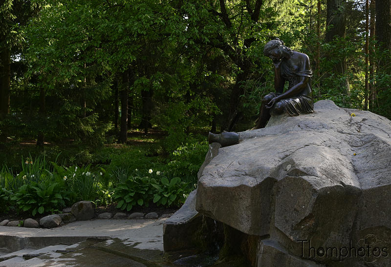 reportage photo 2018 russie saint petersbourg petrograd parc source d'eau water fontaine fille à la cruche repos méditation