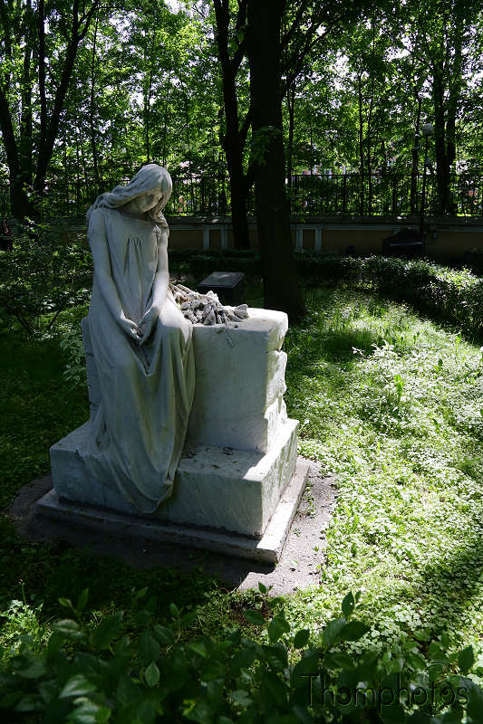reportage photo 2018 russie saint petersbourg petrograd monastère ostrov orthodoxe Cimetière tombes morts femme statue