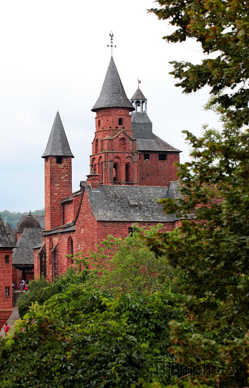 architecture église de collonge la rouge plus beau village de france médiéval pierre rouge toit de lauze ardoise