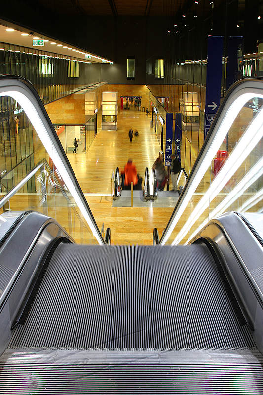 architecture genève geneva gare de train station cornavin neuve new escalator nocturne night pose longue long