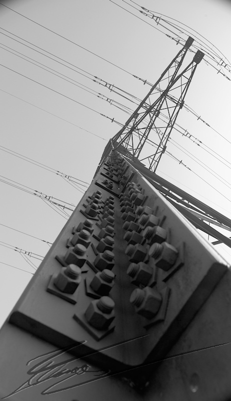 architecture pylone acier noir et blanc electricite haute tension