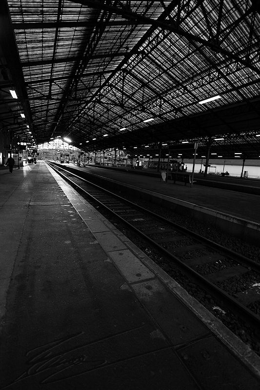 architecture noir et blanc gare brive la gaillarde SNCF rotonde quais toile acier toit