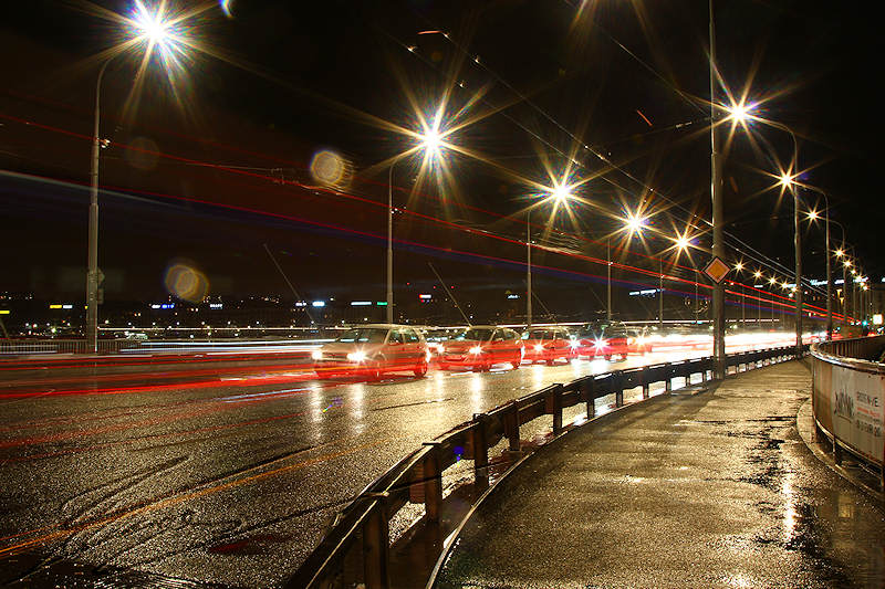 architecture cours photo de nuit lac léman de genève bus TPG illuminé éclairage pose pause longue lumière traits trainées feux phares voiture pont du mont-blanc