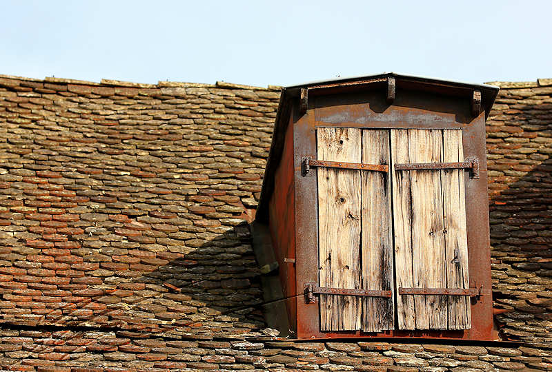 architecture vieux toit mousse fenêtre vieux bois ancien rouillé