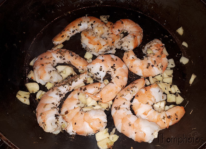 cuisine cooking plat nourriture bouffe repas meal fait maison hand made crevettes shrimp ail garlic sautées poêle