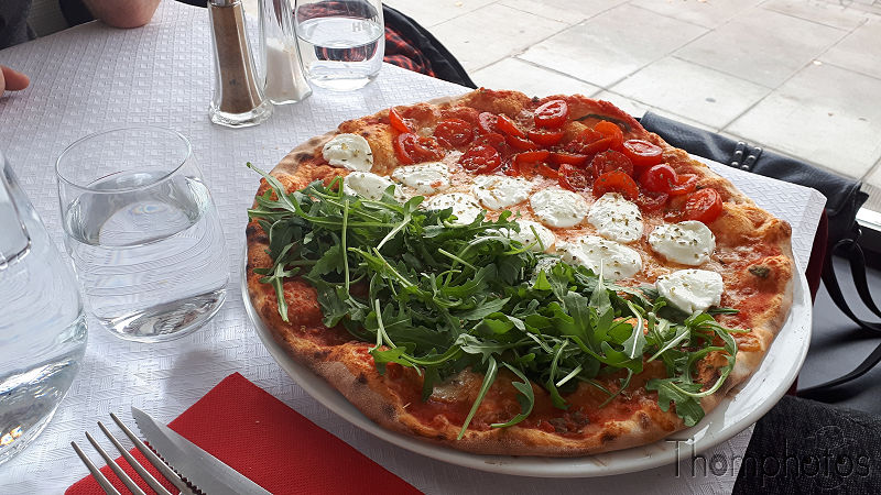 cuisine cooking pizza italie drapeau flag vert blanc rouge green white red fromage cheese resto restaurant mozza tomate salade