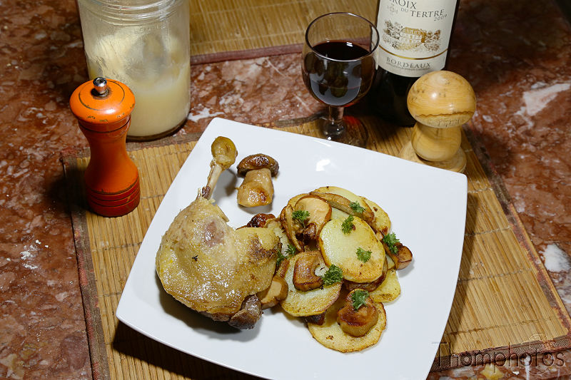 cuisine cooking plat nourriture bouffe repas meal fait maison hand made patates pommes de terre sarladaises cèpes champignons champis mushrooms confit de canard duck