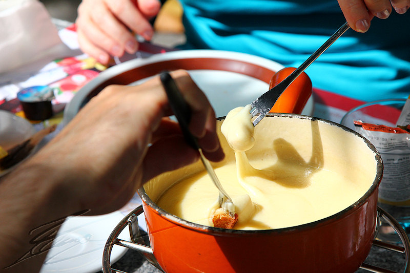 cuisine cooking plat repas nourriture valais restaurant fondue fromage typique pain