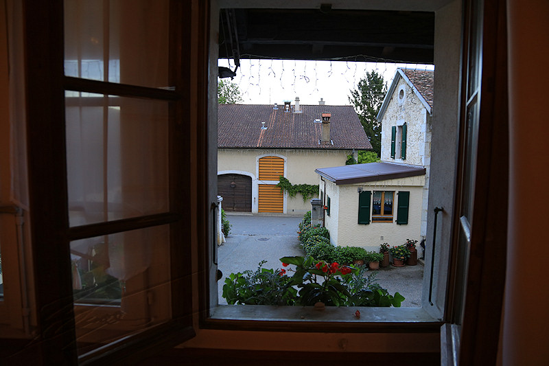 divers de la ma fenêtre vue bâtiments window ferme farm gite russin