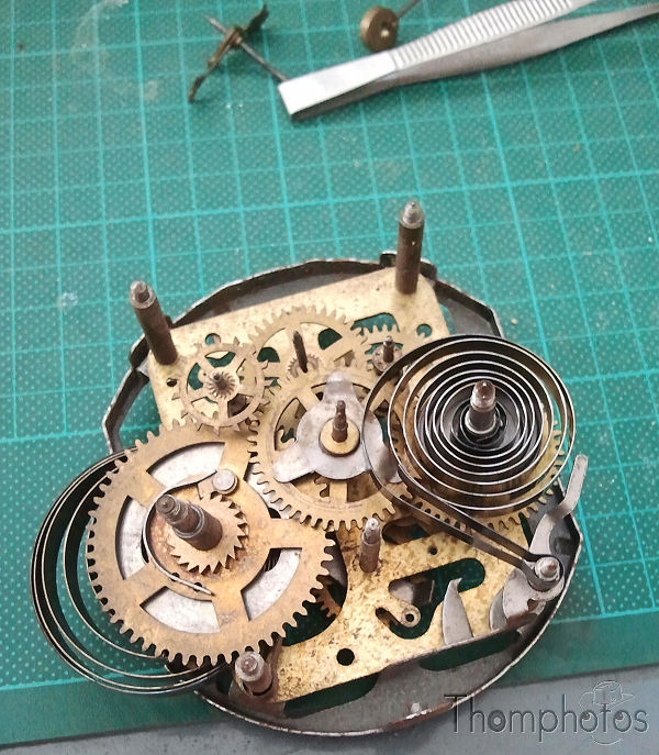 divers outils outillage bricolage metal remontoire montre clock mécanique mecha mechanical macro