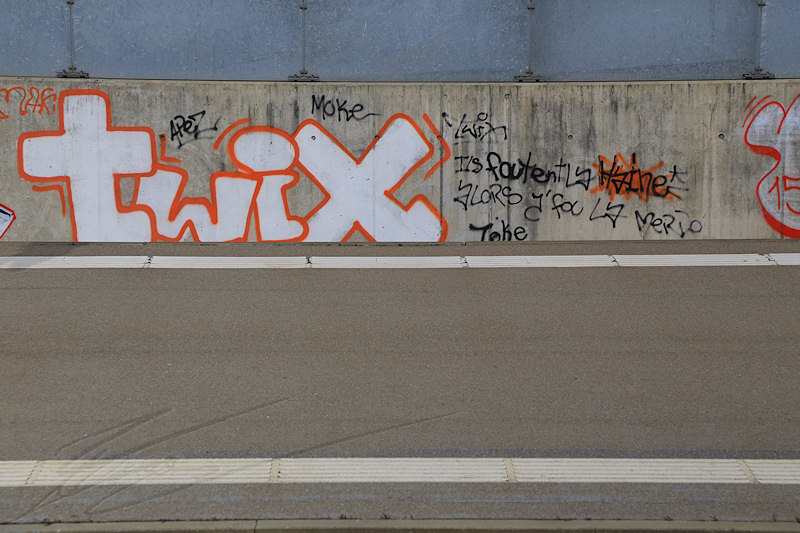 divers graffiti tag twix versoix suisse swiss ils foutent la haine alors je fous la merde déprédation sale art de rue débile street art mur wall