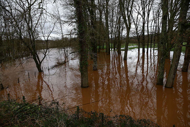 divers france sud ouest inondation water flush eau varetz débordements rain pluie tempête boue rouge