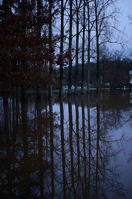 divers france sud ouest inondation water flush eau varetz débordements rain pluie tempête boue rouge nuit night arbres trees