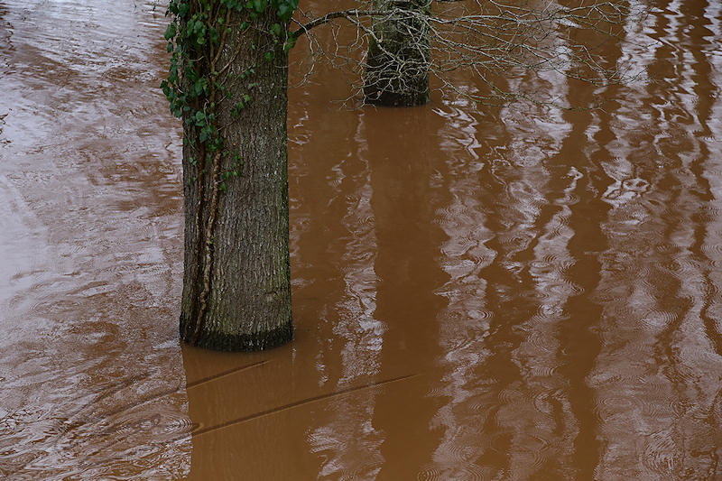 divers france sud ouest inondation water flush eau varetz débordements rain pluie tempête boue rouge arbres
