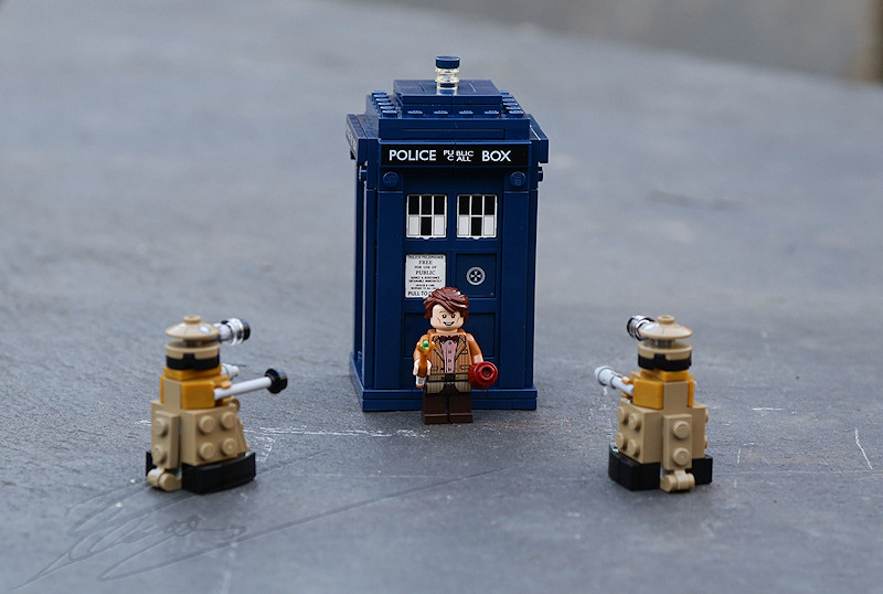 maquettes modèles réduits scale models tardis doctor who dw blue box boîte bleue lego uk angleterre cardiff matt smith peter capaldi david tennant 10 11 12 sonic screwdriver tournevis sonique amy amelia pond rory melodie river song Dalek anges pleureurs wipping angels clara oswald exterminate !