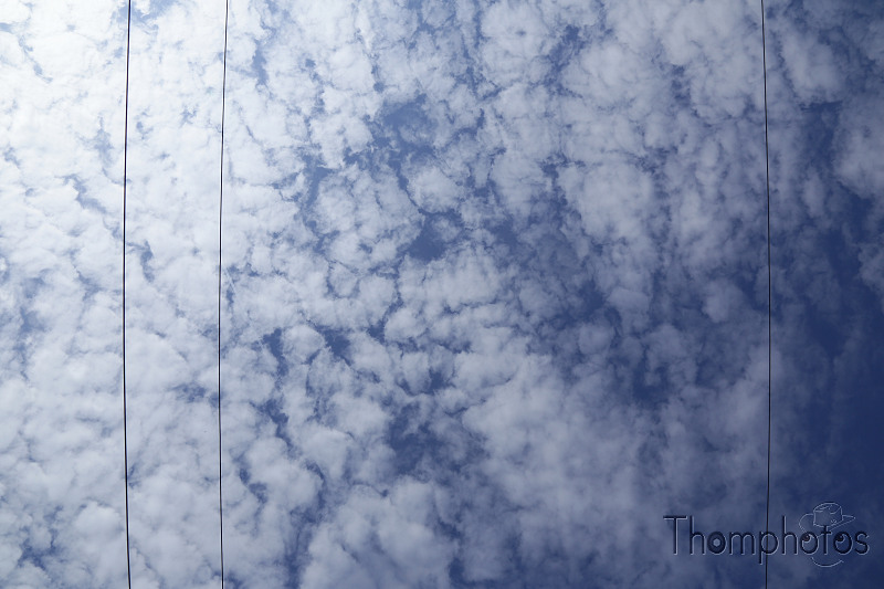 paysage landscape ciel sky nuages clouds câbles cables bleu blanc blue white