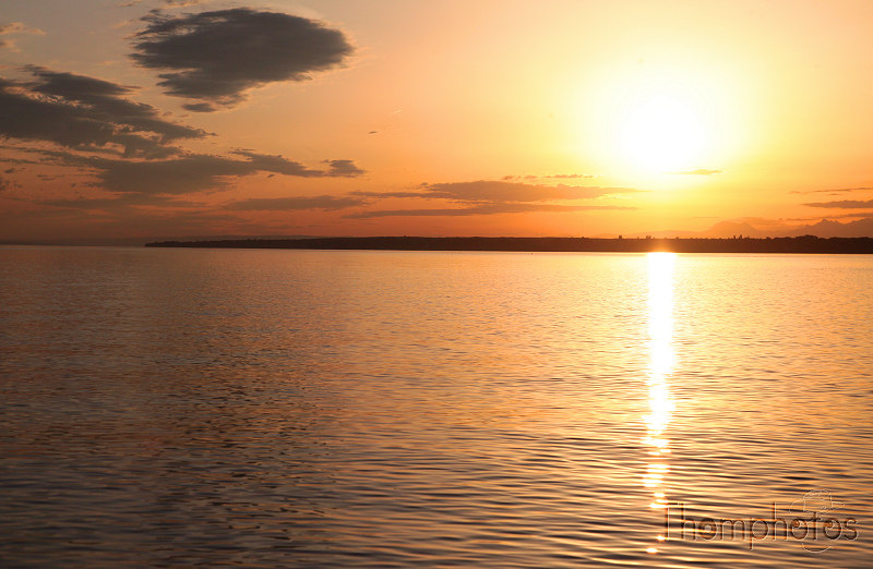paysage versoix lac léman de genève levé de soleil couleur orange lumière réveil été chaleur reflets dorés