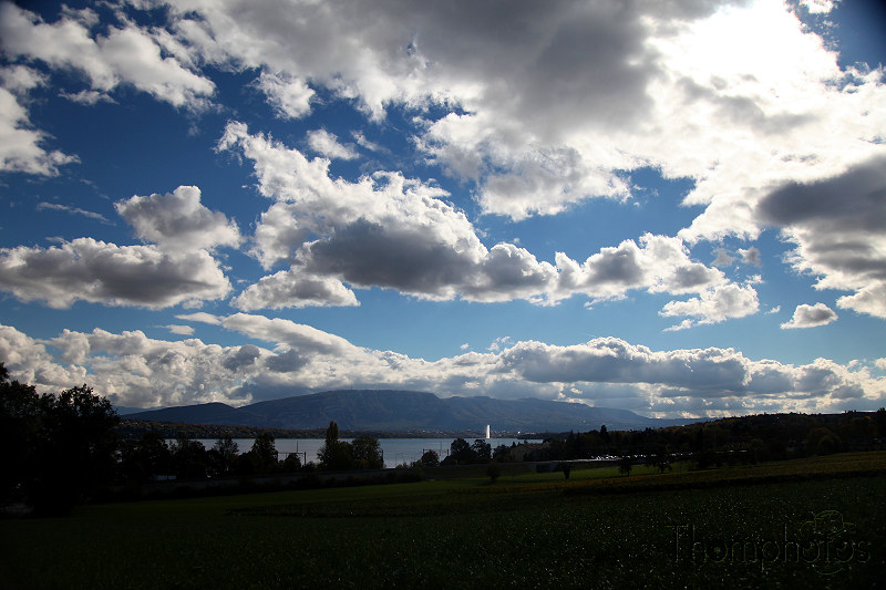 paysage champs campagne agriculture nuages ciel bleu profond
