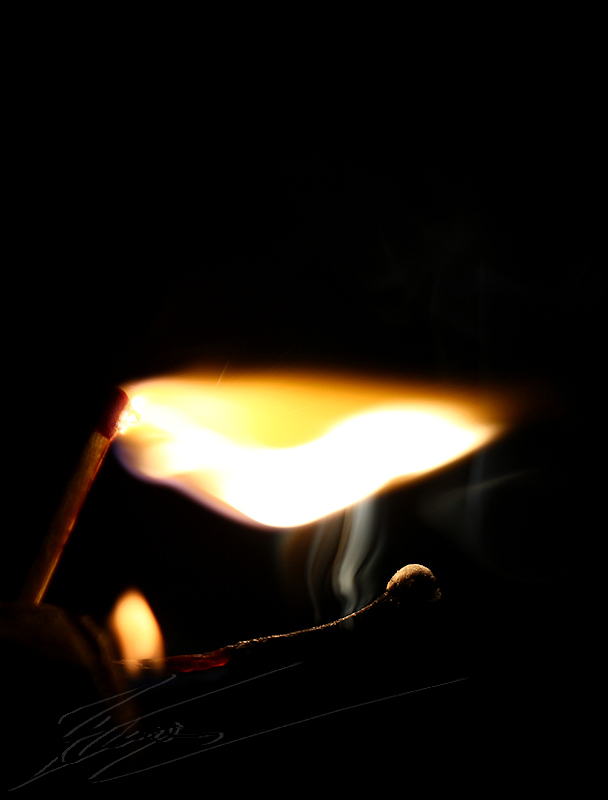 pyrotechnie pyro feu flamme explosion fire brûle allumette allumer allumeuse chaleur noir lumière couleur jaune orange