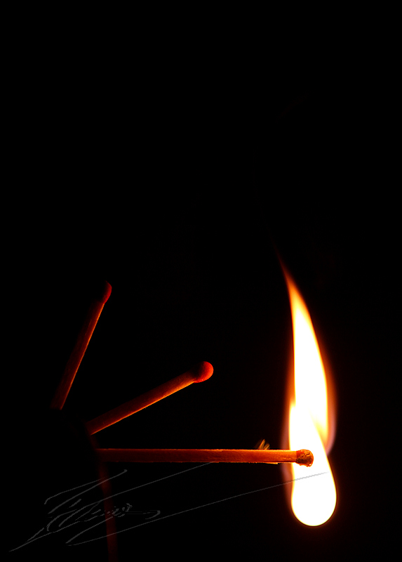 pyrotechnie pyro feu flamme explosion fire brûle allumette allumer allumeuse chaleur noir lumière couleur jaune orange