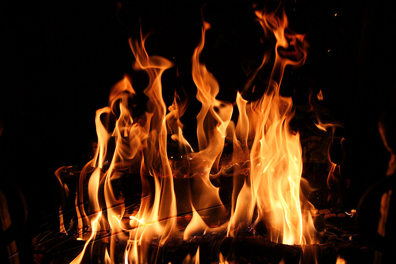 pyrotechnie pyro feu flamme explosion fire lou cantou cheminée grande couleur jaune rouge orange pierre rouge brive la gaillarde moyen-âge médiéval chaleur bûche campagne douce