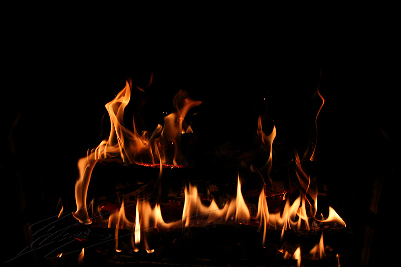 pyrotechnie pyro feu flamme explosion fire lou cantou cheminée grande couleur jaune rouge orange pierre rouge brive la gaillarde moyen-âge médiéval chaleur bûche campagne douce