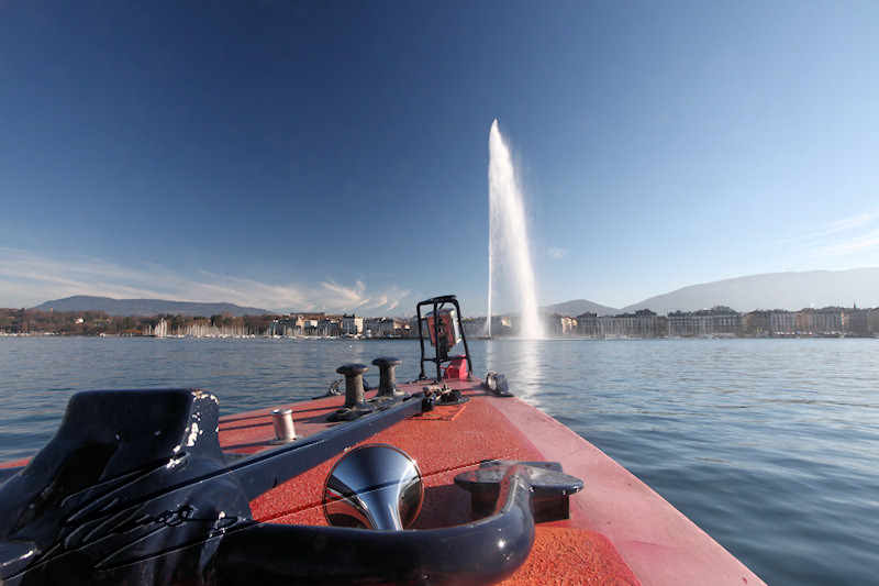 bateau rouge lac leman geneve ancre jet d eau transport véhicule