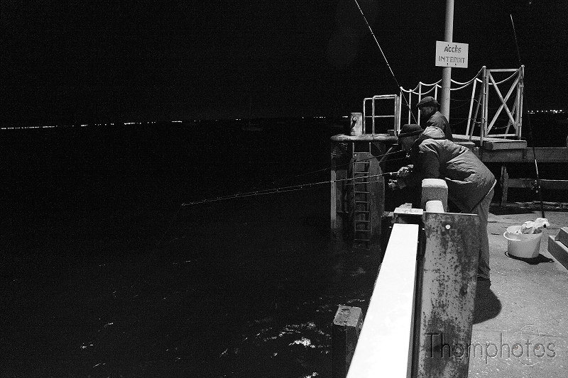 reportage 2010 france arcachon sable atlantique océan pêcheur fisherman fish poisson noir et blanc black & white