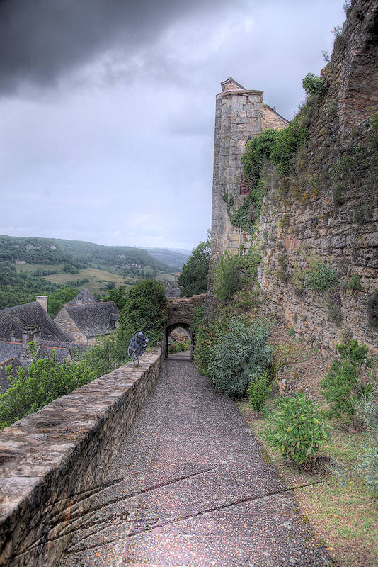 village médiéval turenne france pluie château tour de ronde chemin hdr