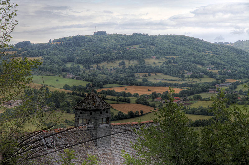 village médiéval turenne france pluie clocheton colline hdr