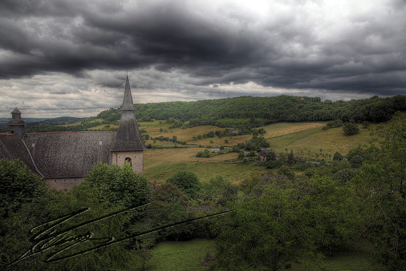 village médiéval turenne france pluie église herbe hdr