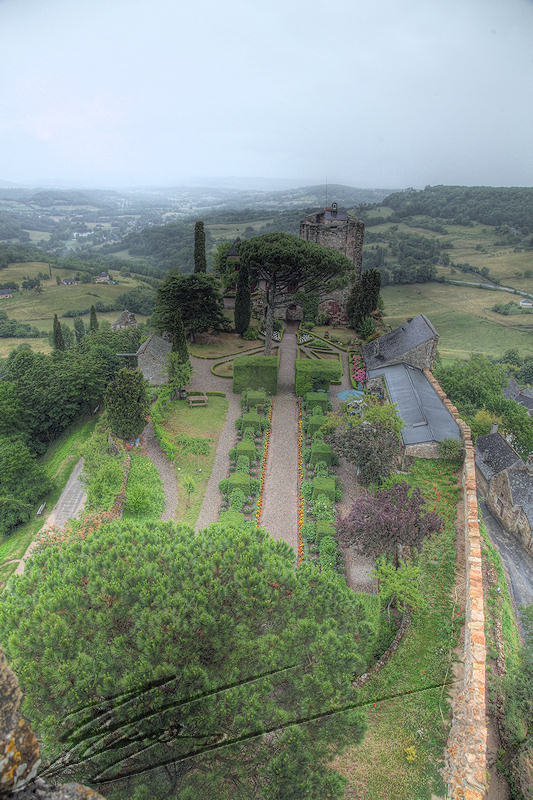 village médiéval turenne france pluie château tour césar jardins hdr