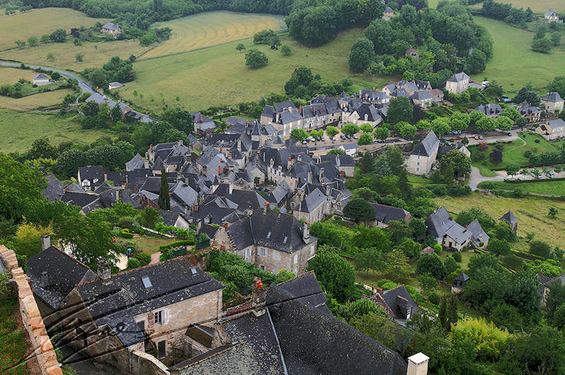 village médiéval turenne france pluie château tour césar paysage
