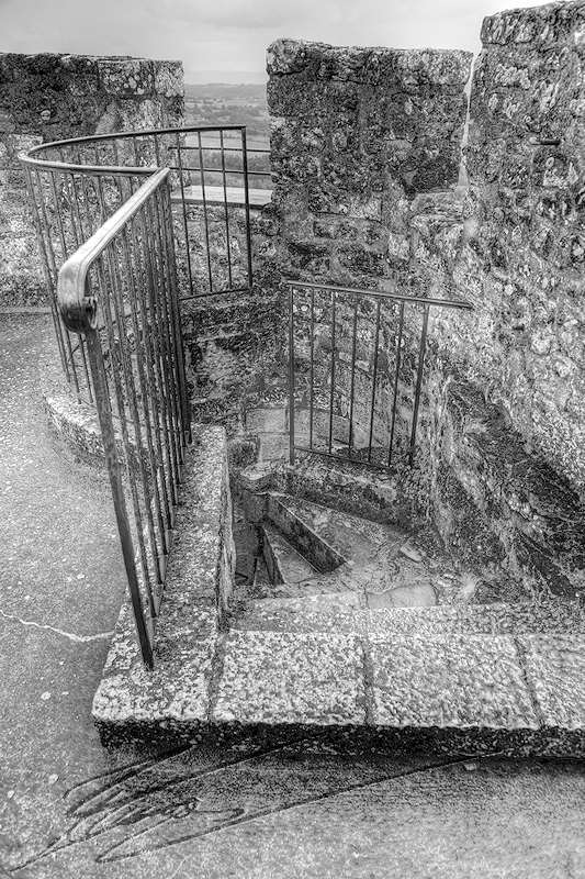 village médiéval turenne france pluie château tour césar escalier hdr