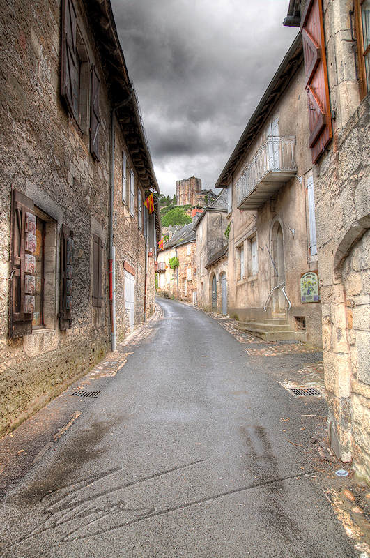 village médiéval turenne france pluie rue principale